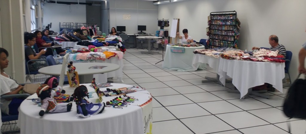 Feira de artesanato com os grupos da economia solidária "Arte Mostra"